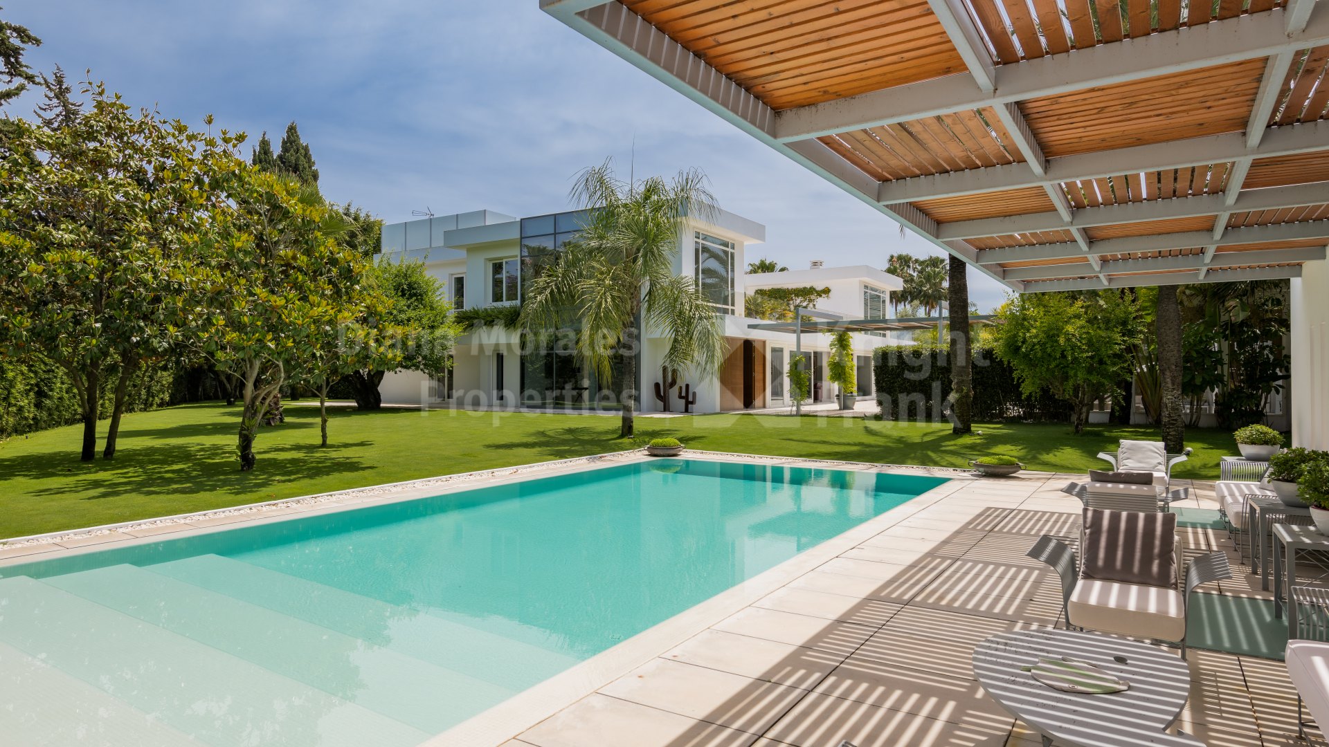 Guadalmina Baja, Captivating refurbished villa in beachside Guadalmina