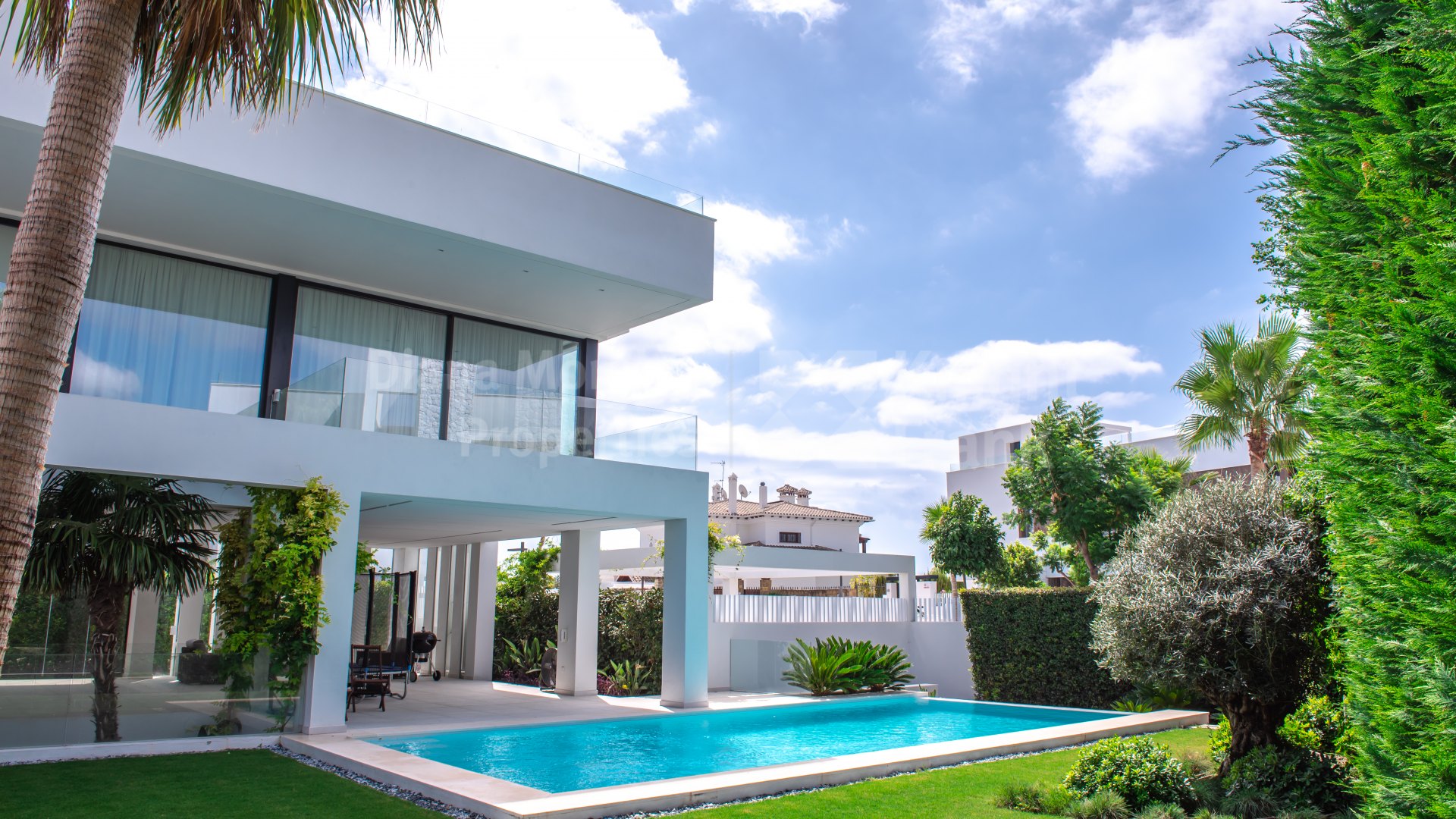 La Alqueria, Newly built modern style house