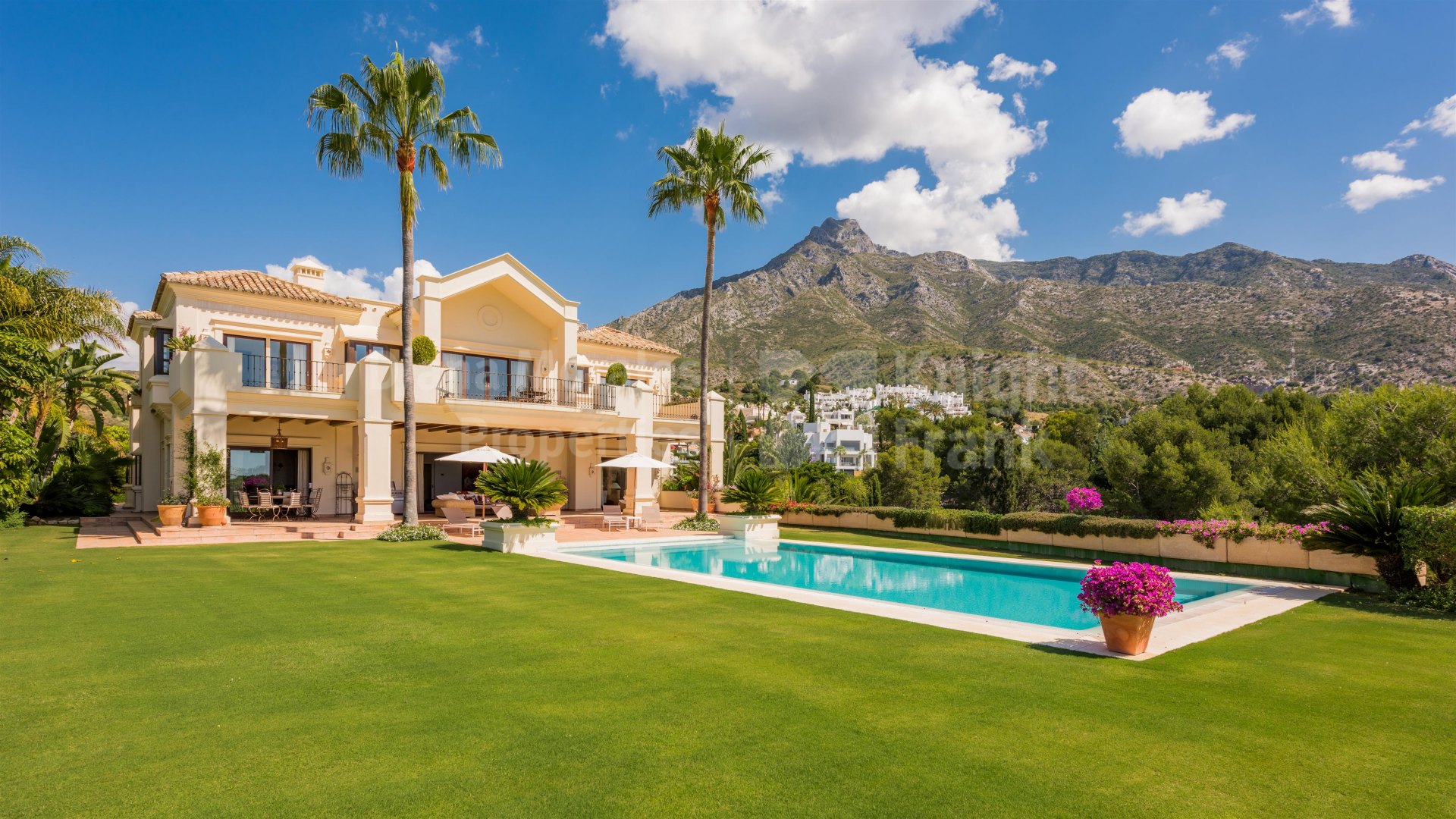 Marbella Hill Club, Elegant residence with panoramic views