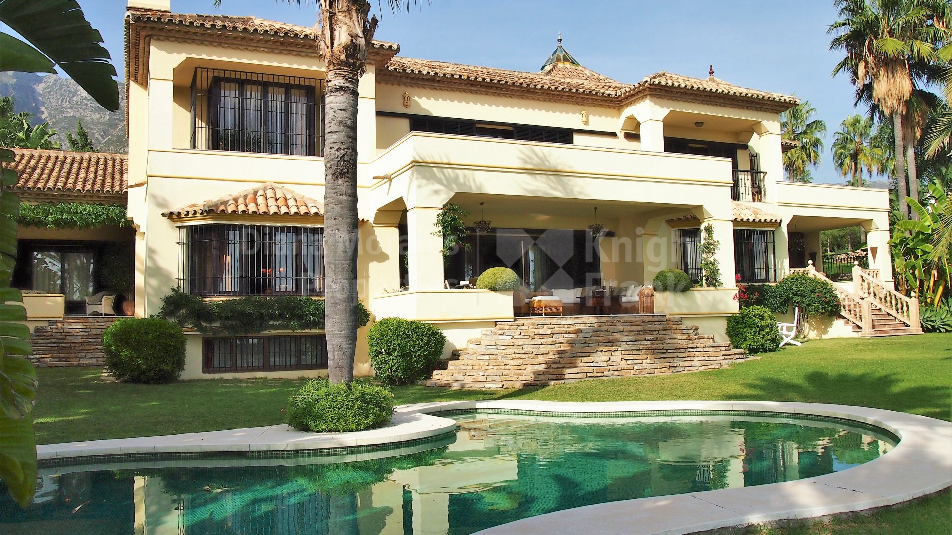 Classic style house for rent with 5 bedrooms in Marbella Sierra Blanca