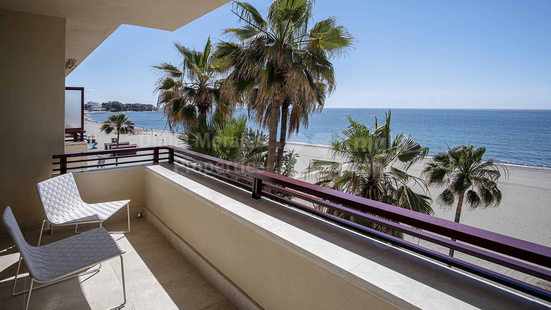 Estepona Playa, Nice frontline beach apartment