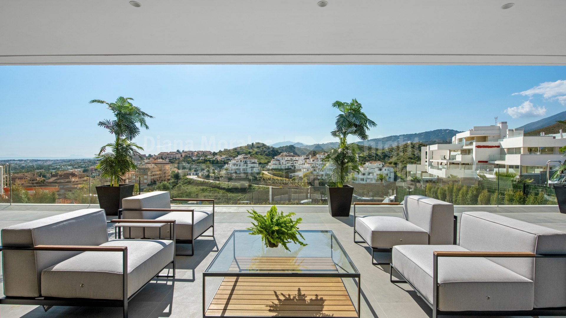 Nueva Andalucia, Villa zum Verkauf mit Panoramablick in bewachter Urbanisation