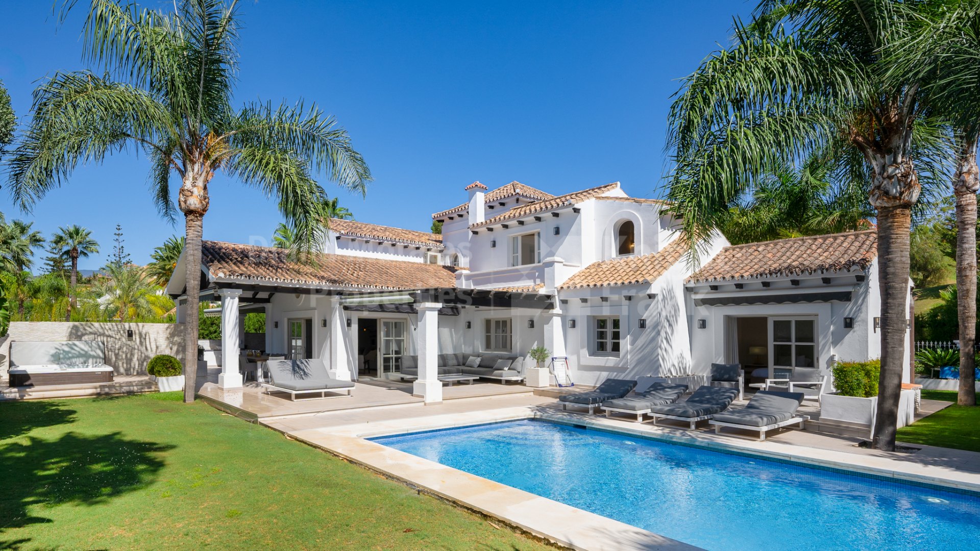 Los Naranjos, Elegant Villa, with six bedrooms facing the golf course