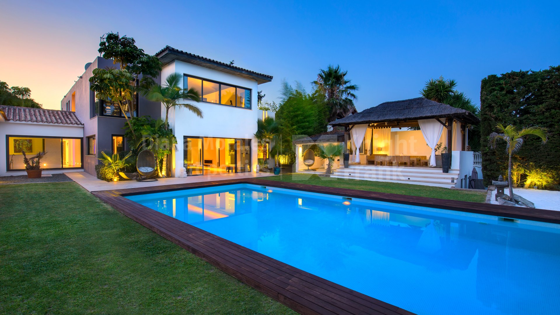 New Golden Mile, Villa near the sea with indoor and outdoor swimming pools