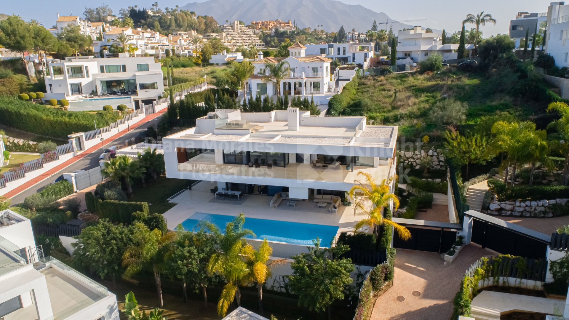Nine-bedroom villa with a lift in Nueva Andalucía