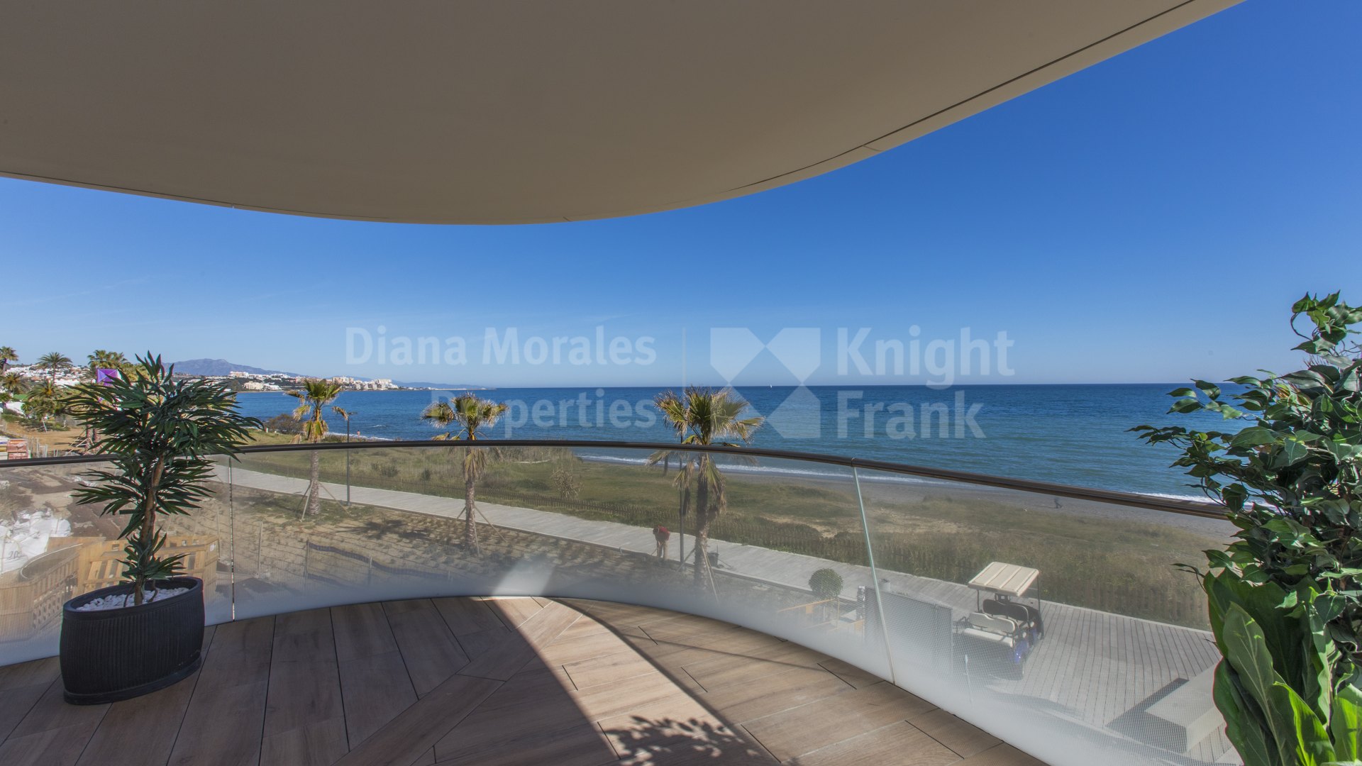 Estepona Playa, Neues Penthouse am Strand mit Solarium