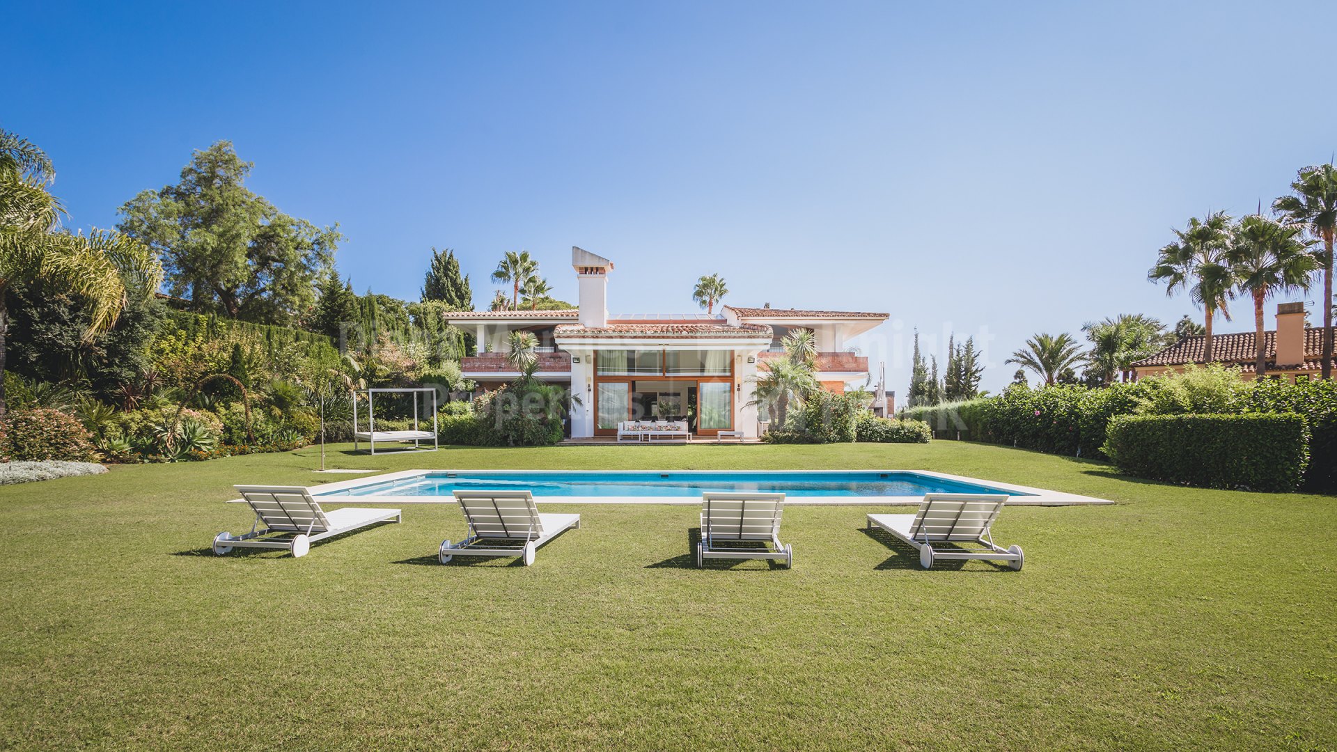 Elegant villa for sale in Hacienda Las Chapas