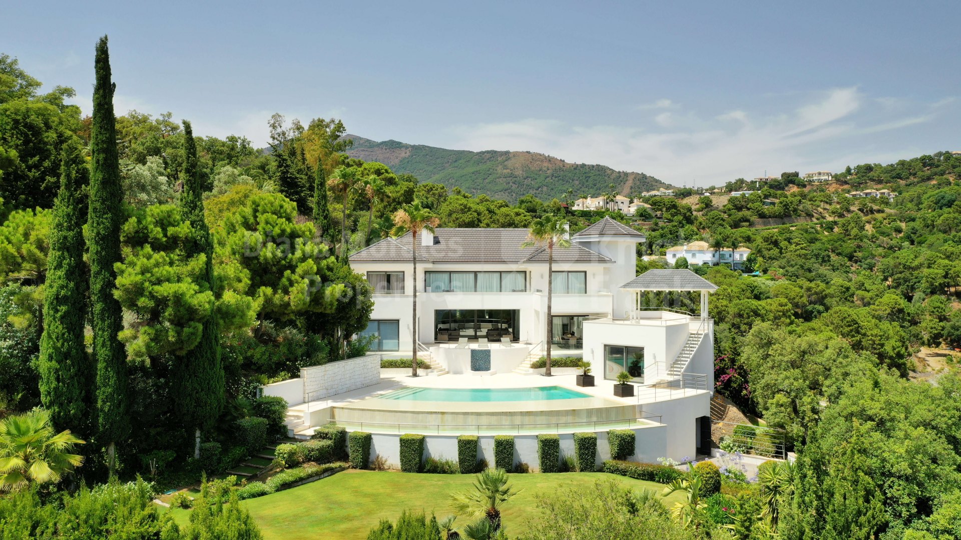 Villa in La Zagaleta with panoramic views to the sea and the coast