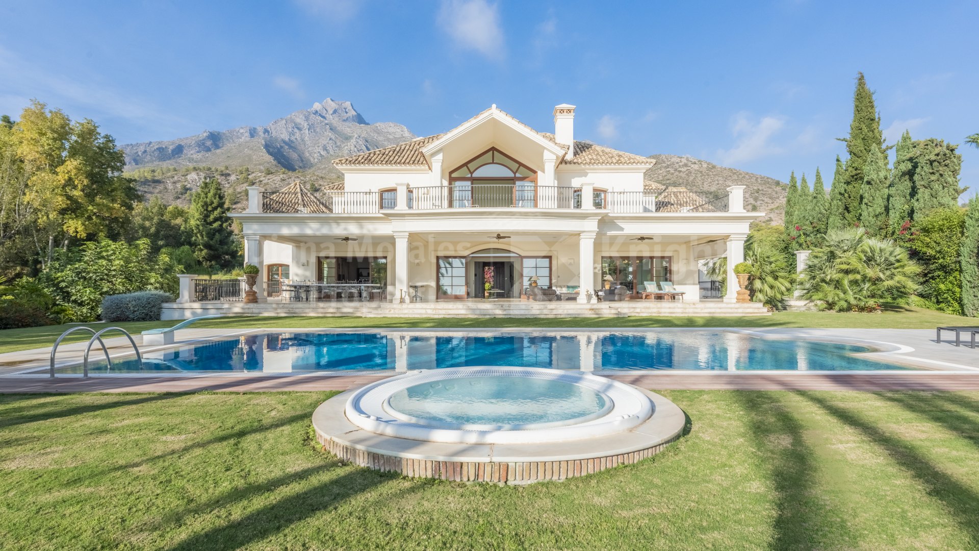 Exceptional villa for sale in Los Picos