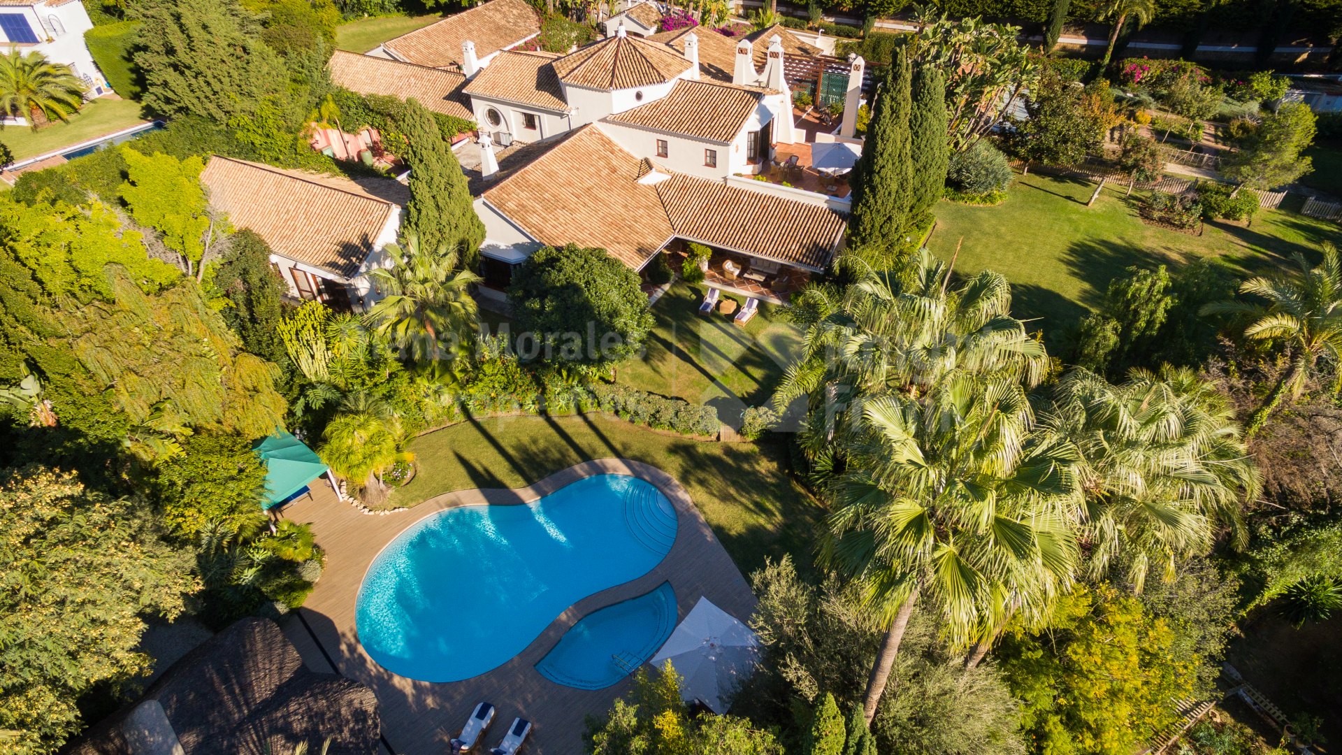 Marbella Hill Club, Ten bedroom villa for rent with andalusian charm