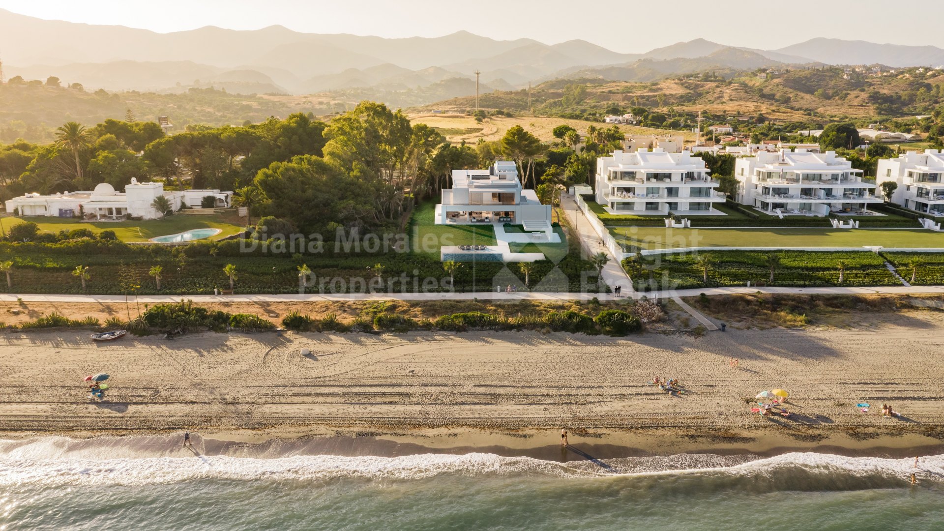 Emare, Villa moderna en primera linea de playa
