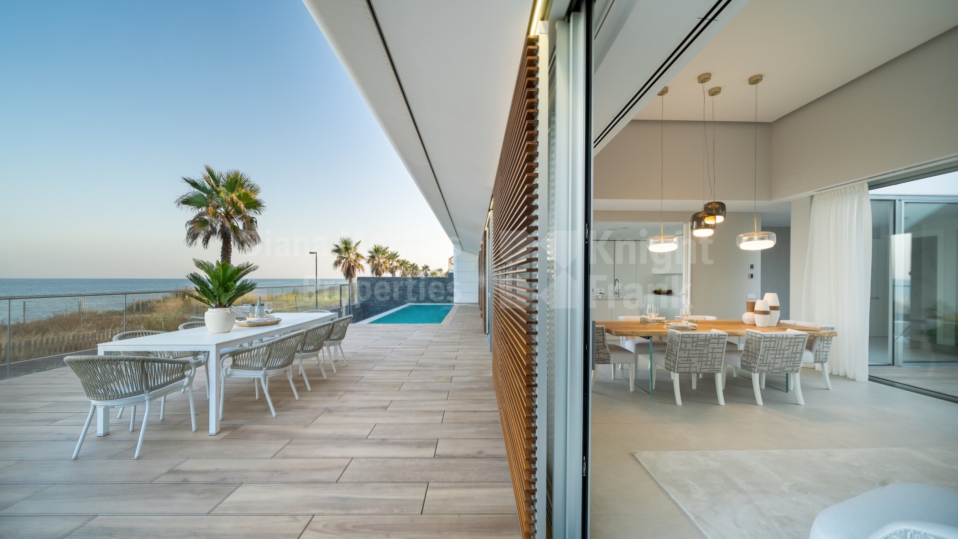 Estepona Playa, Wunderschöne Villa in bewachter Anlage direkt am Meer