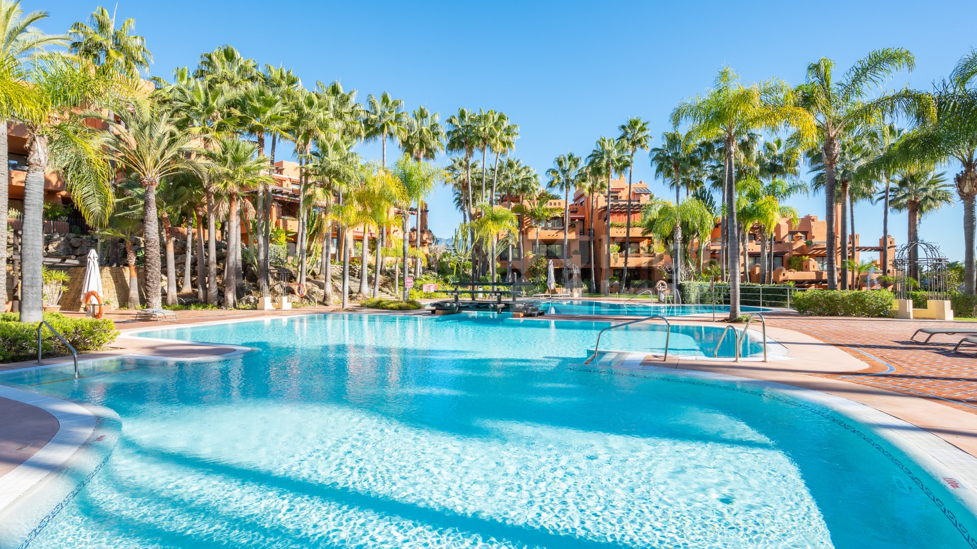 Luxuriöses Duplex-Penthouse im La Alzambra Hill Club, Marbella