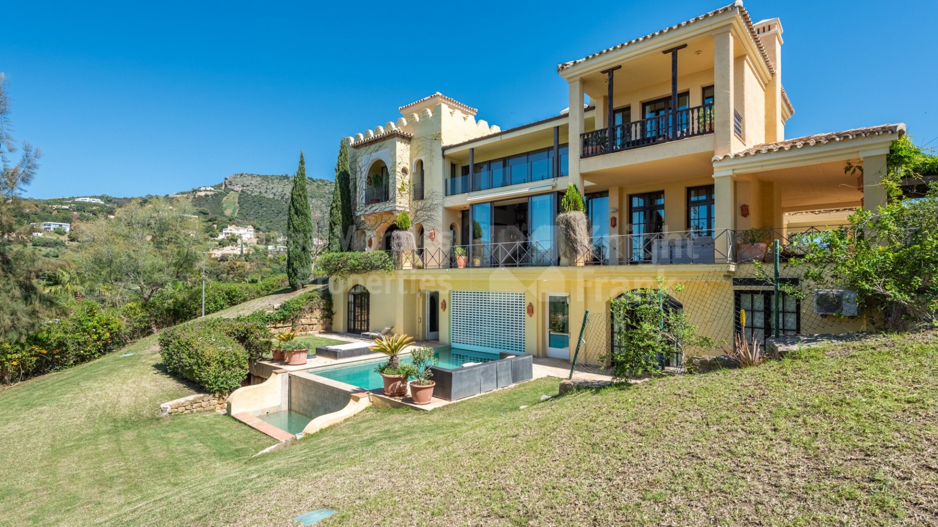 Marbella Club Golf Resort, Дом в стиле Альгамбра в престижном месте с захватывающими видами