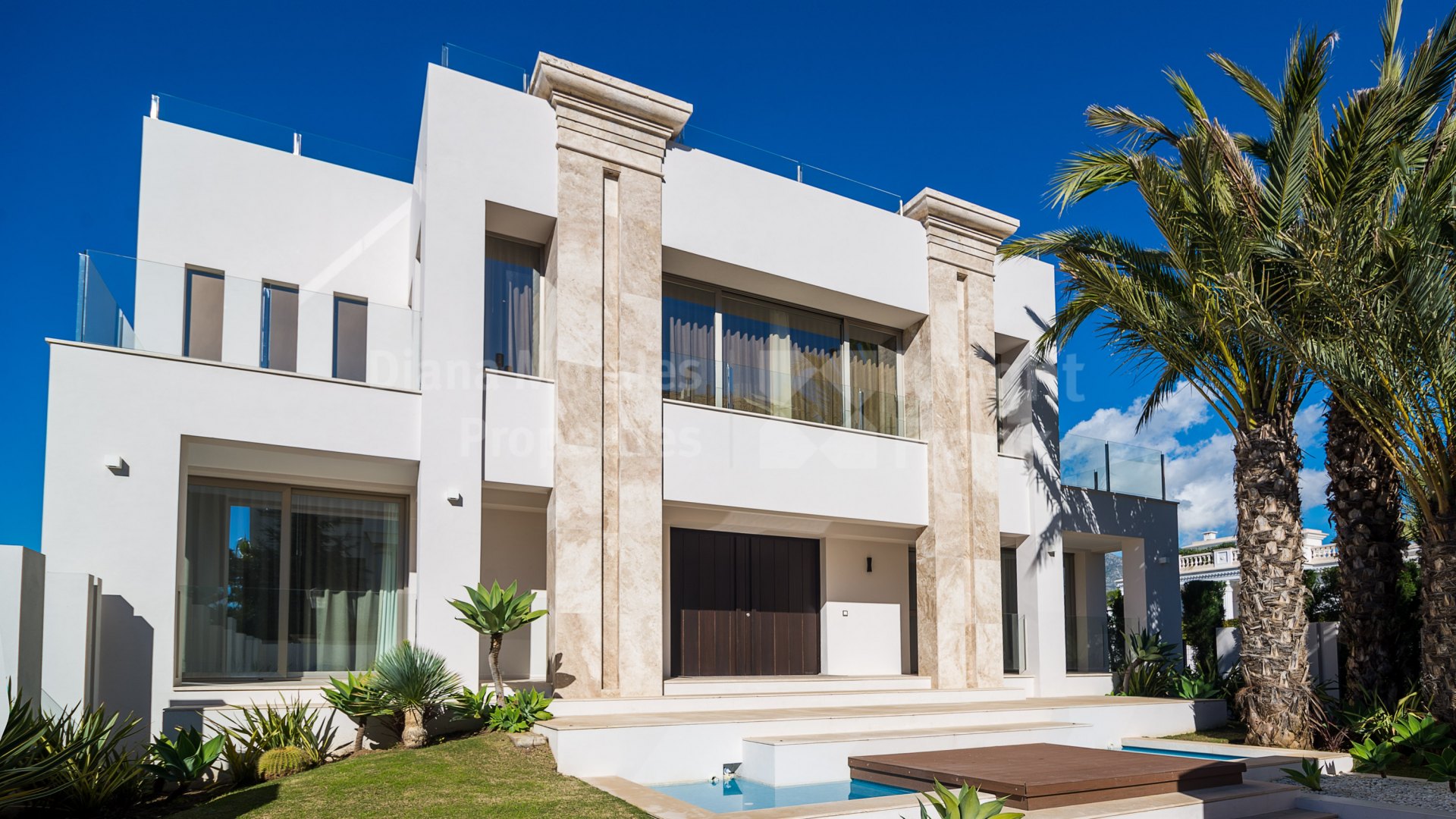 Marbella Goldene Meile, Neu gebaute zeitgenössische Villa in Gehweite zum Strand