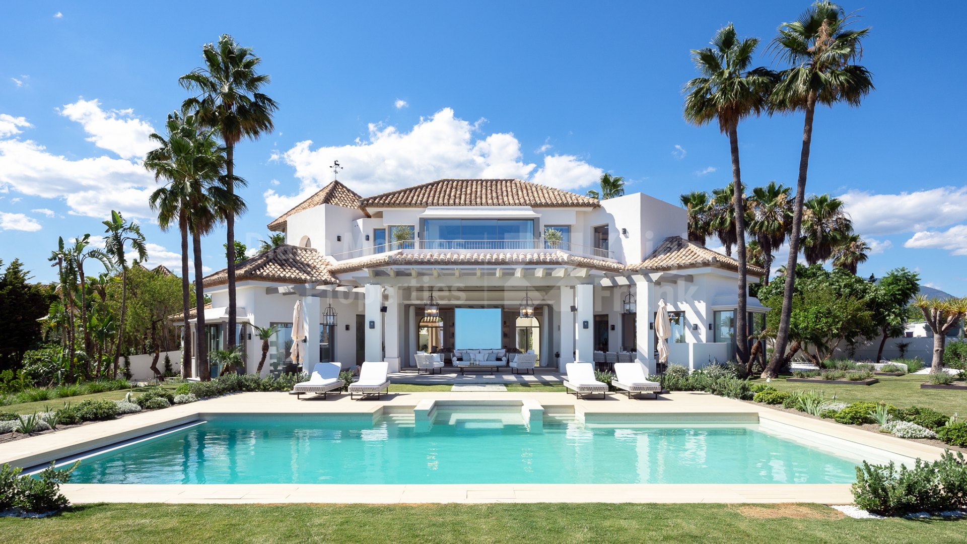 Villa Aguila, imposing villa in Monte Halcones
