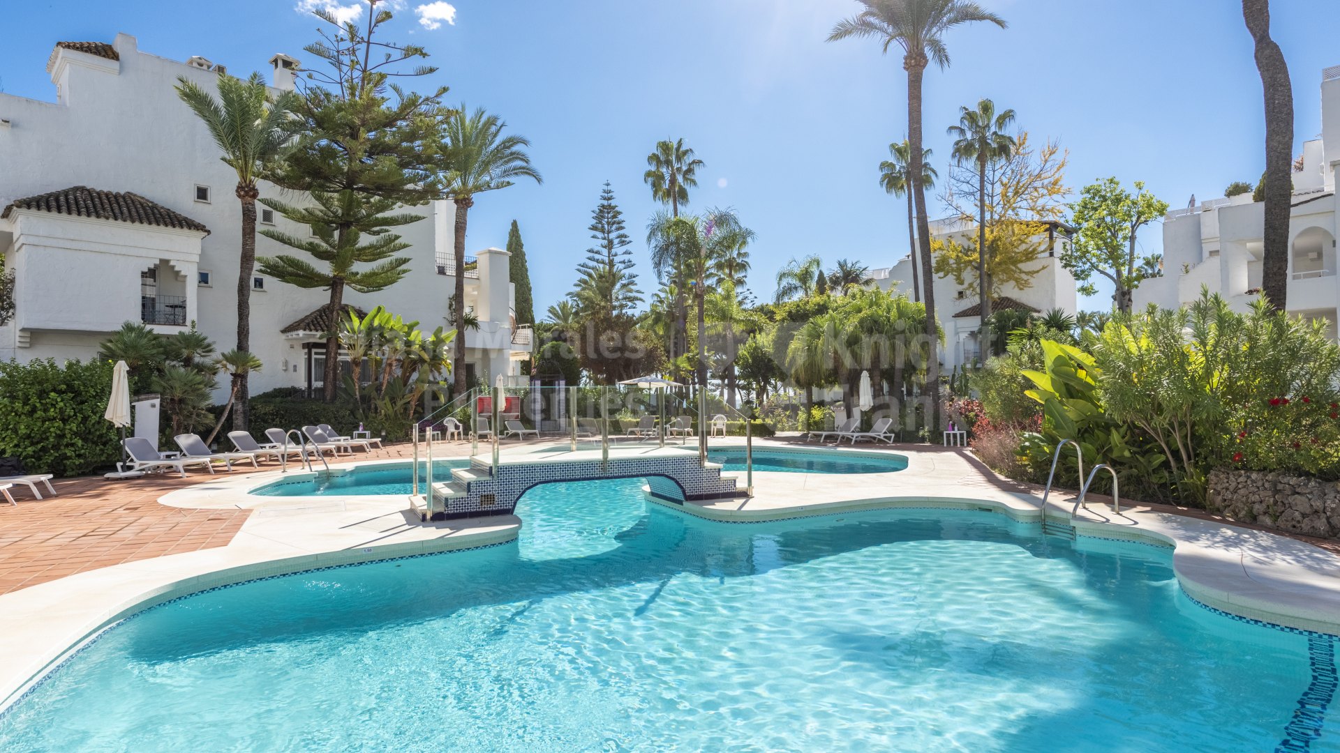 Exceptional apartment in Alhambra del Mar