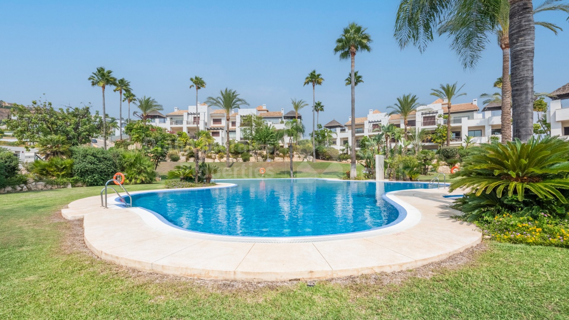 Large garden apartment in El Mirador del Paraiso