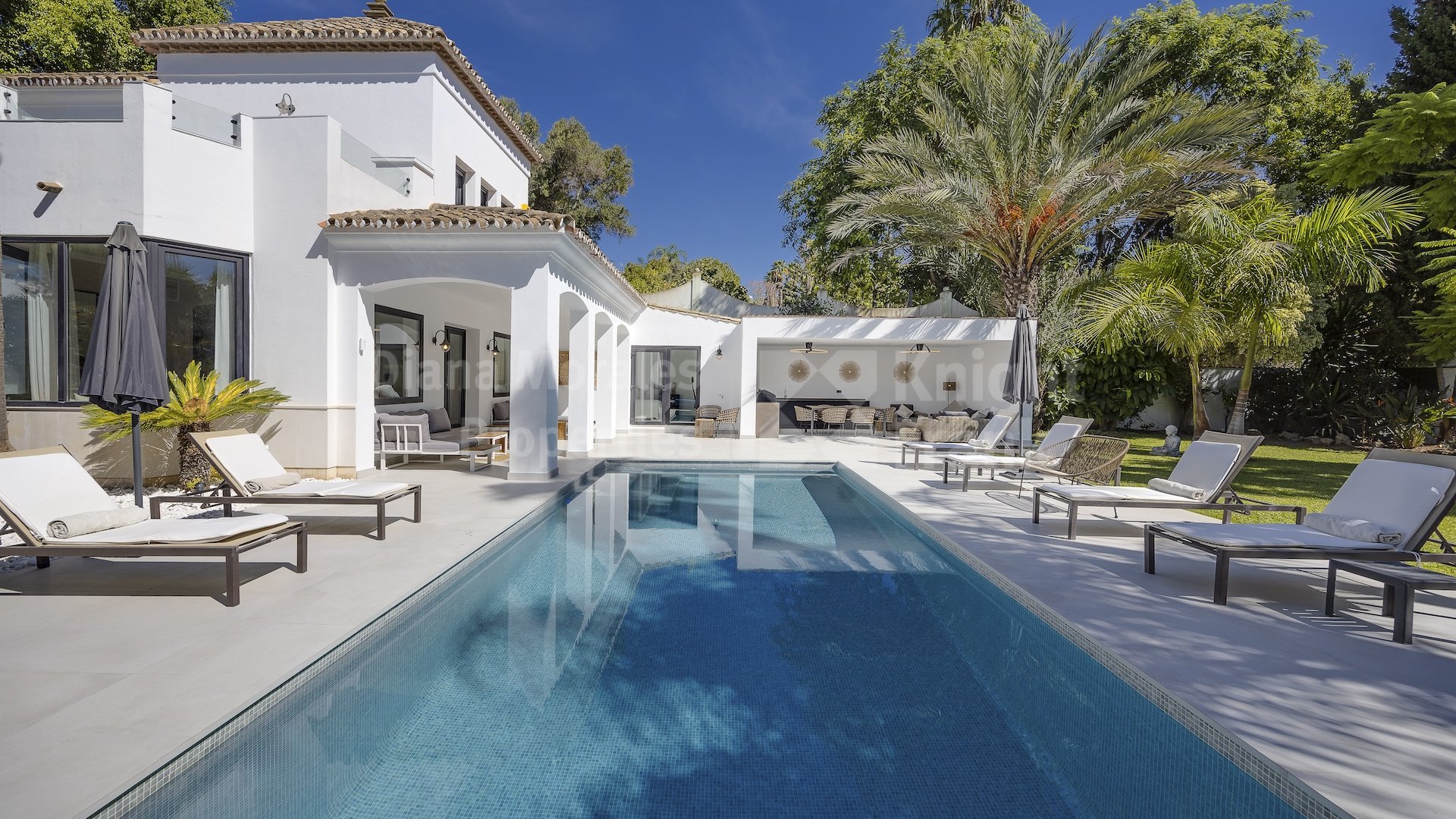 Paraiso Alto, Recently renovated five-bedroom villa with southeast orientation