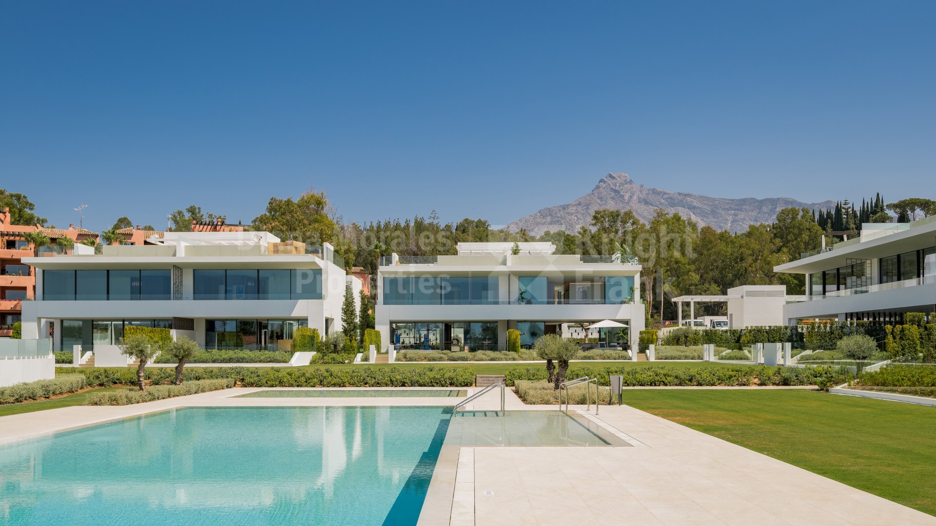 Vilas 12, Ultra modern luxury semi-detached house in Marbella's Golden Mile