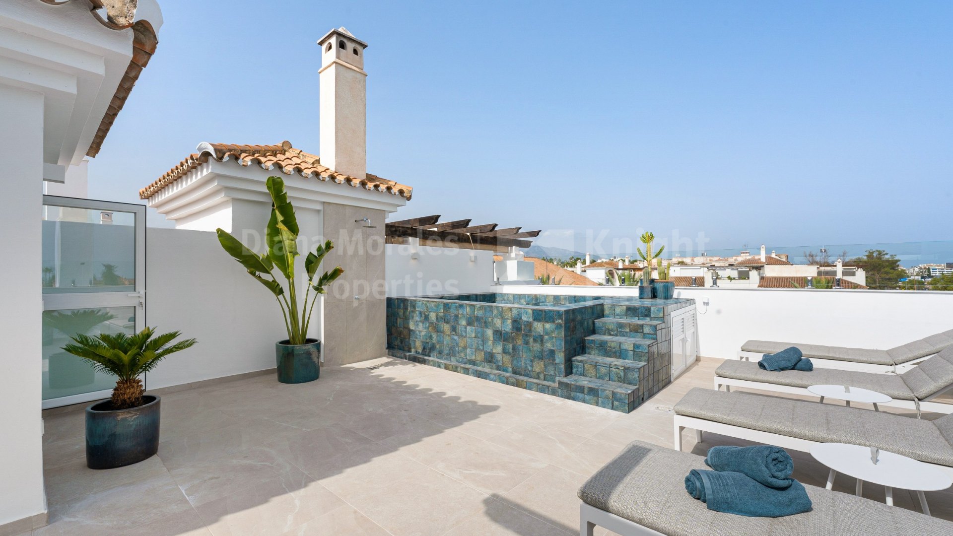 Altos del Rodeo, Lira, completely refurbished duplex penthouse within walking distance to Puerto Banús