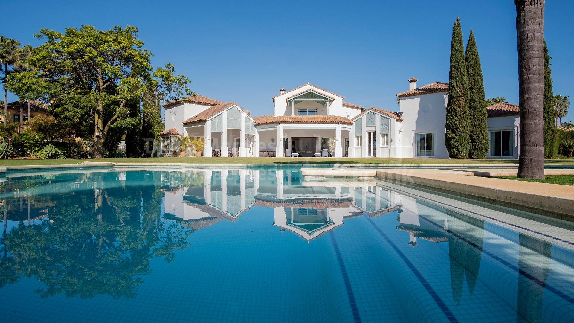 Villa in Guadalmina Baja with large plot