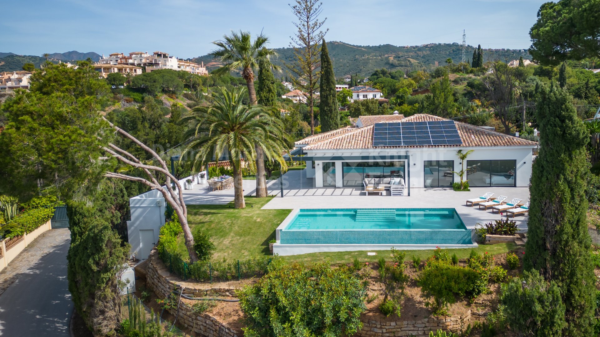 El Rosario, Villa in Elviria with panoramic sea views