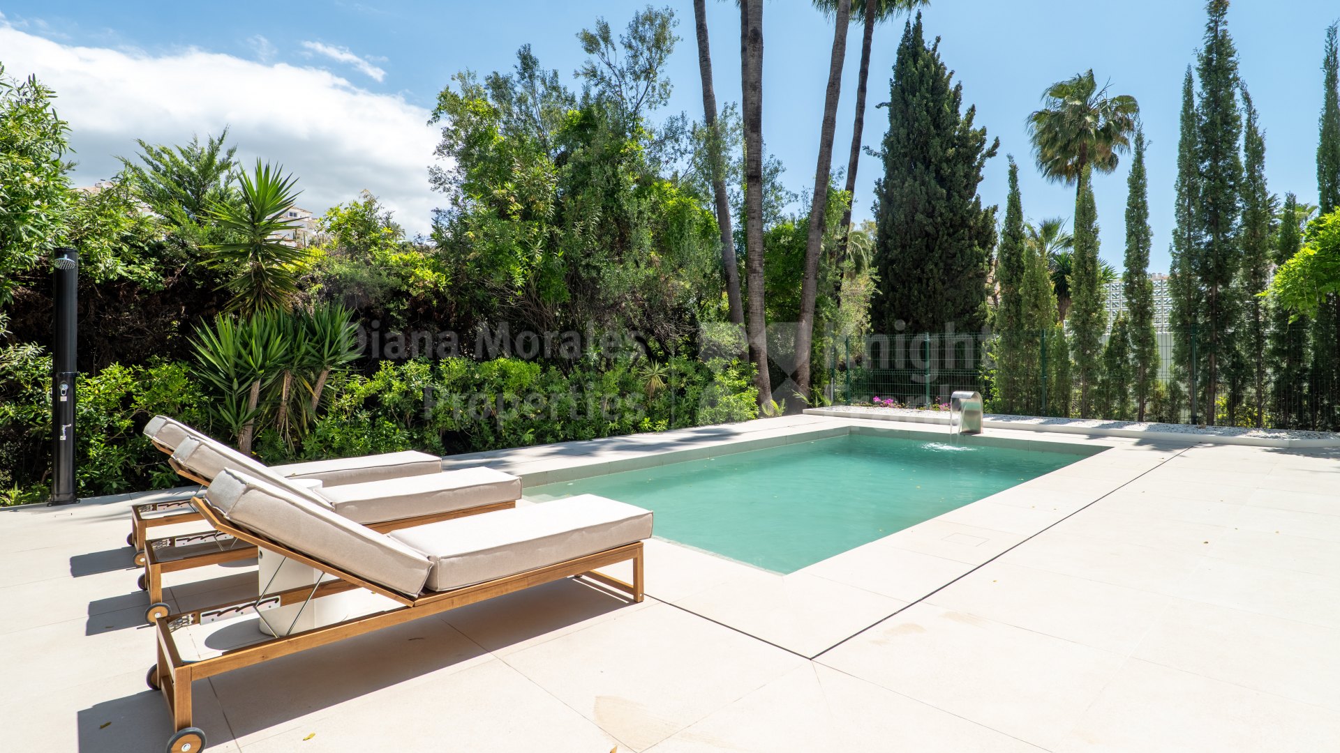 Villa sobre plano de 5 dormitorios orientada al sureste en Nueva Andalucía