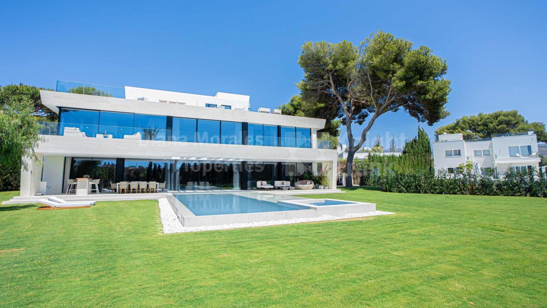 Los Monteros, Beachside villa by two of Spain's top architectural firms - AMES and A-cero.