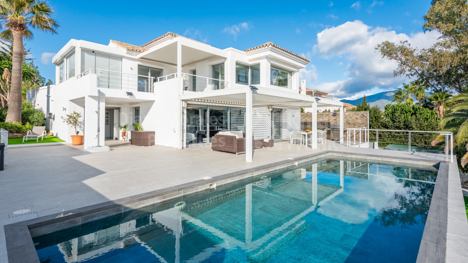 Las Lomas de Nueva Andalucia, Una villa moderna con vistas panorámicas al mar