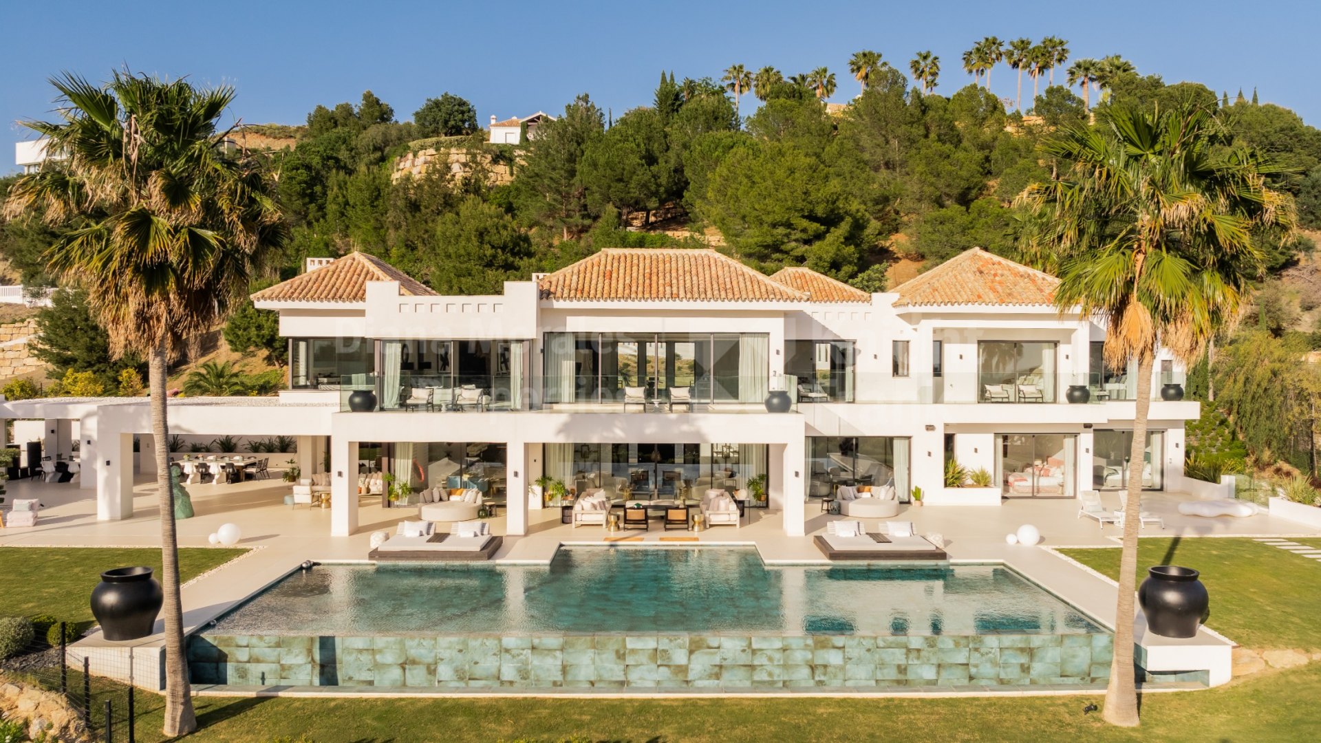 Elegancia contemporánea en plena naturaleza: Una lujosa villa en Marbella Club Golf Resort