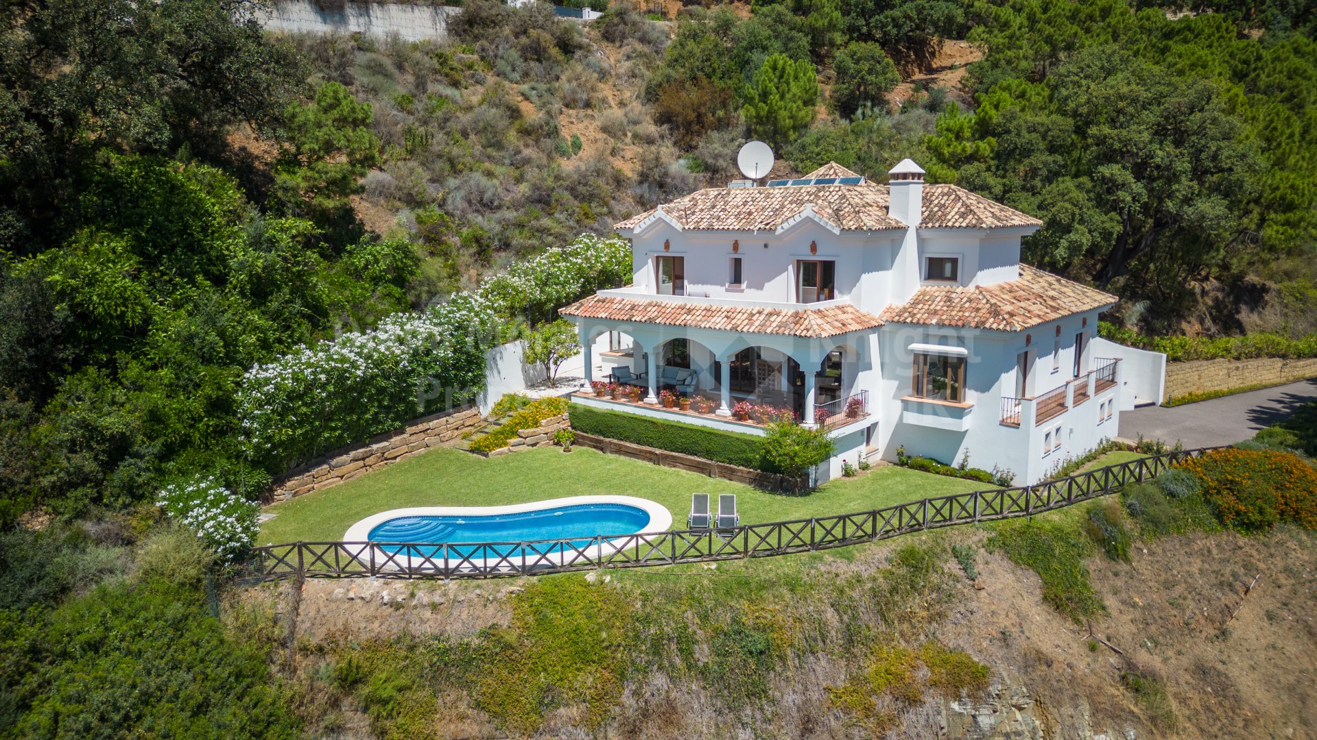 Four-bedroom villa in Monte Mayor with sea and mountain views