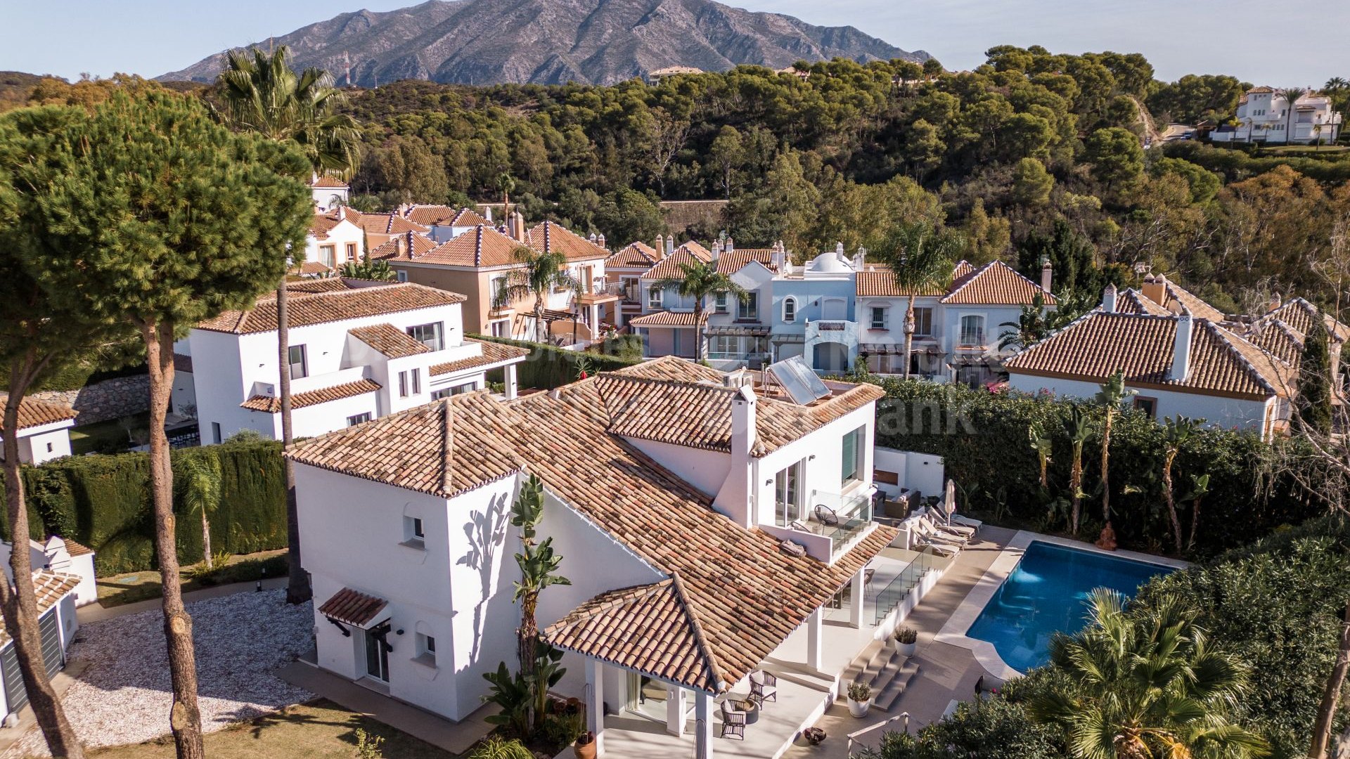 Marbella Country Club, Villa Mirasol, casa en urbanización vallada cerca del golf