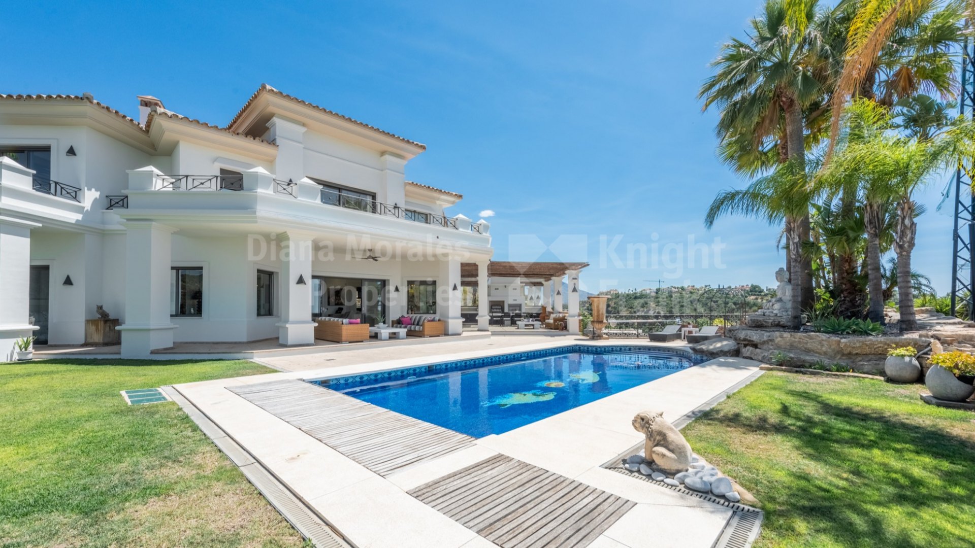 Great frontline golf villa with panoramic and sea views in Los Arqueros