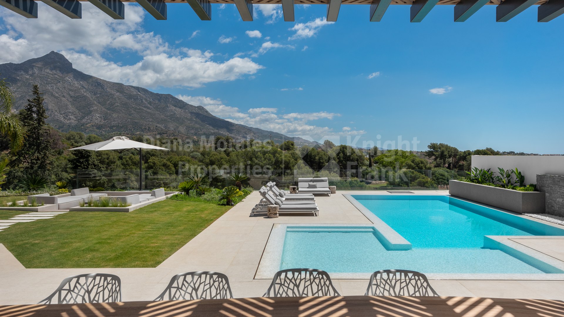 Nueva Andalucia, Villa de plain-pied avec 5 chambres face au parcours de golf d'Aloha