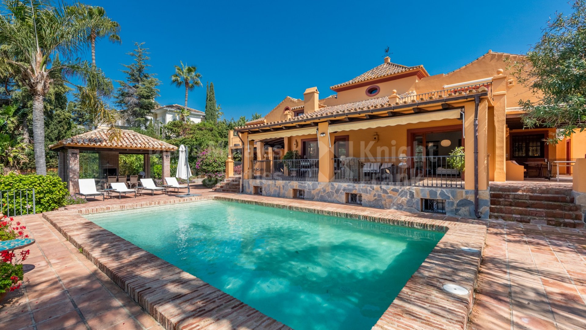 Lovely villa within El Paraiso Medio for sale