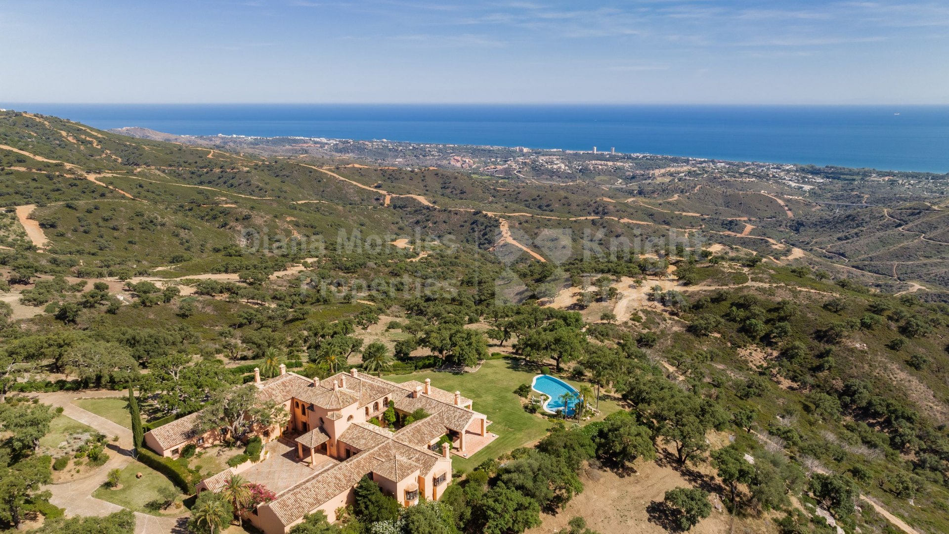 La Mairena, Classical style villa with breathtaking views on large plot