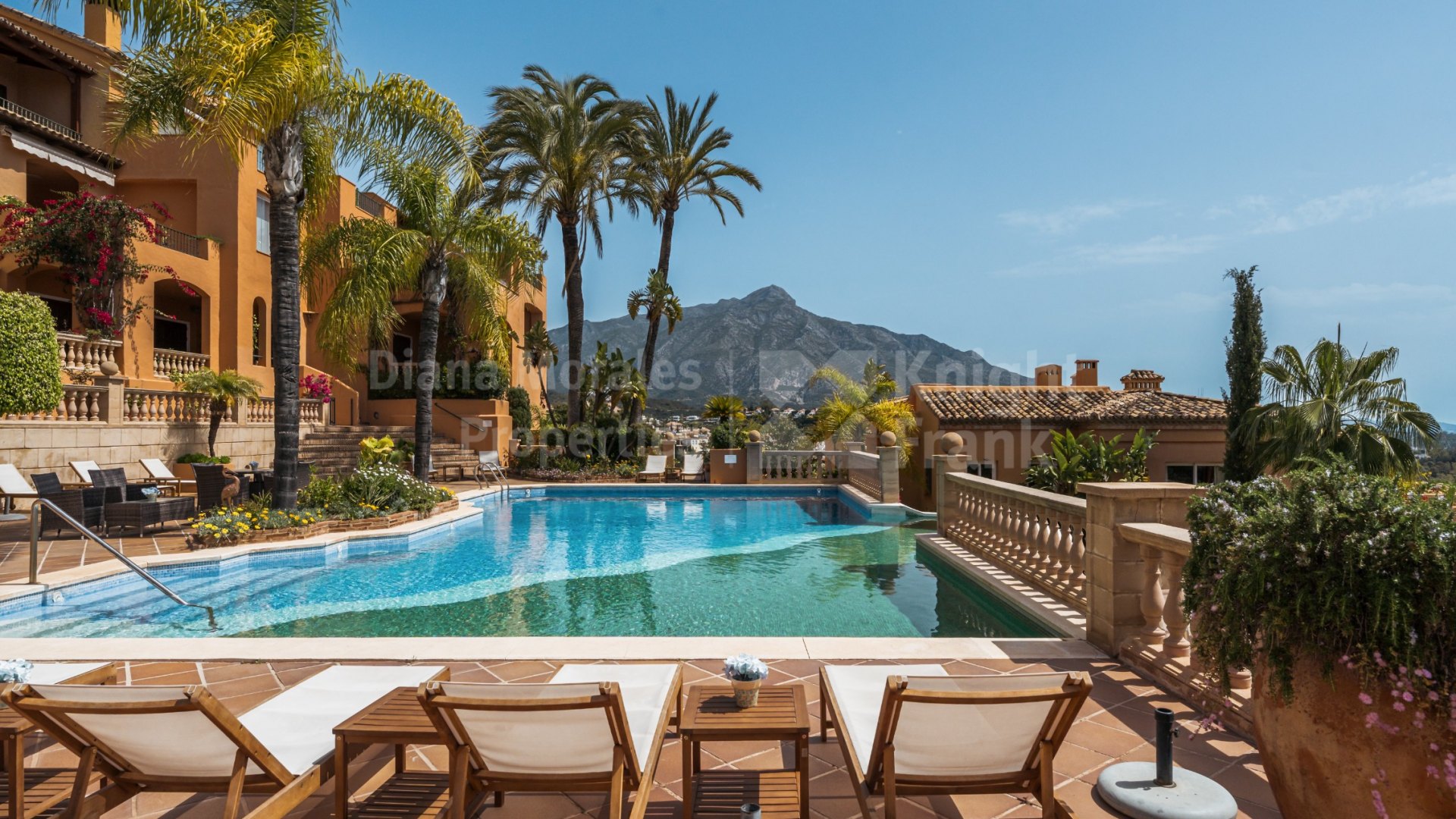 4-bedroom apartment with panoramic sea views in Les Belvederes, Nueva Andalucía