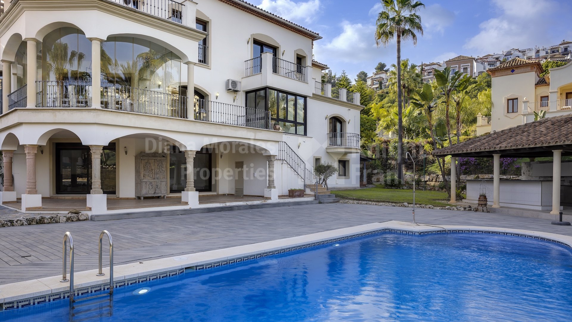 Großzügige Villa mit Investitionspotenzial in Los Arqueros Golf