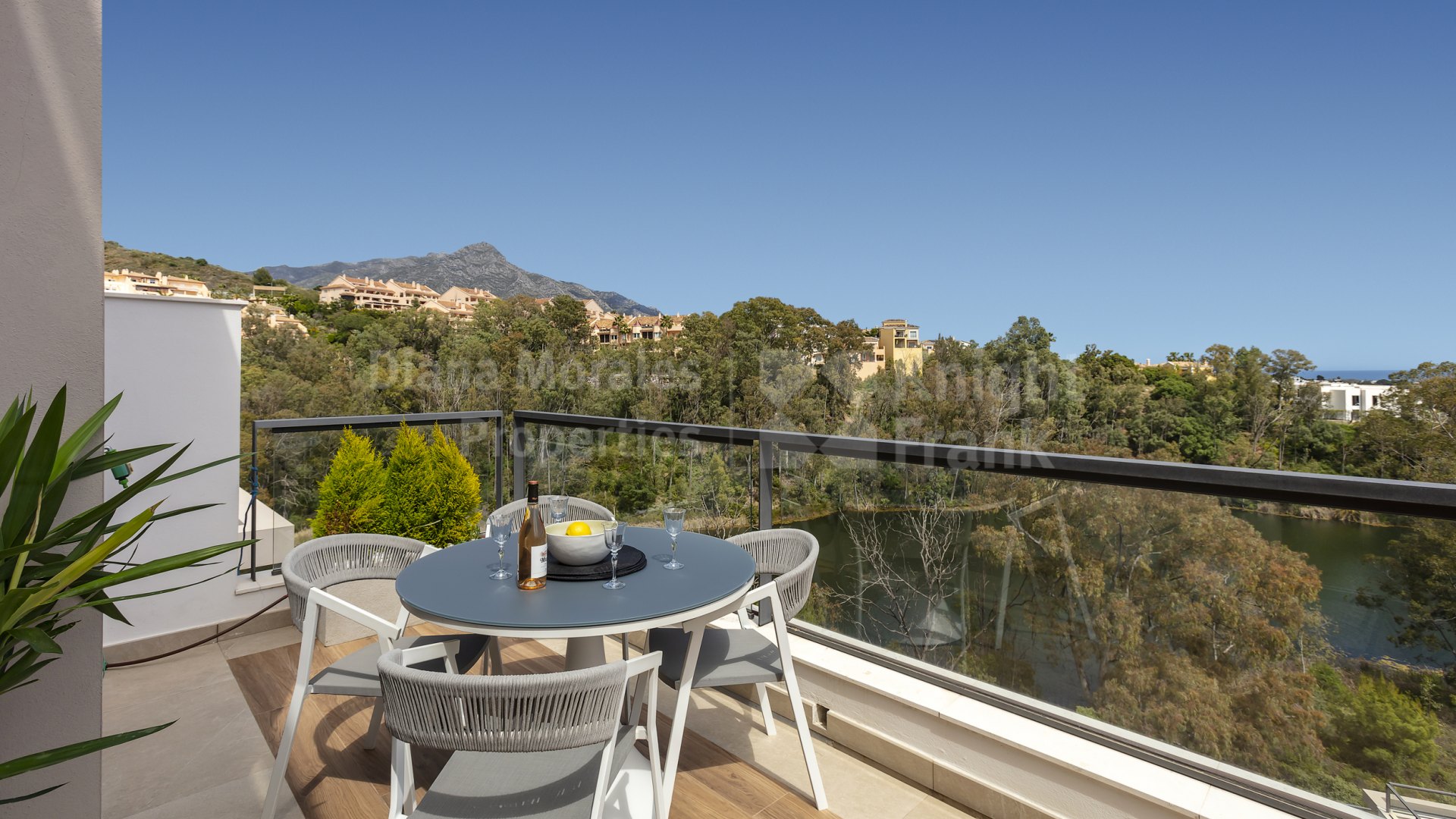 Dachgeschosswohnung mit 3 Schlafzimmern im Marbella Lake mit Panoramablick
