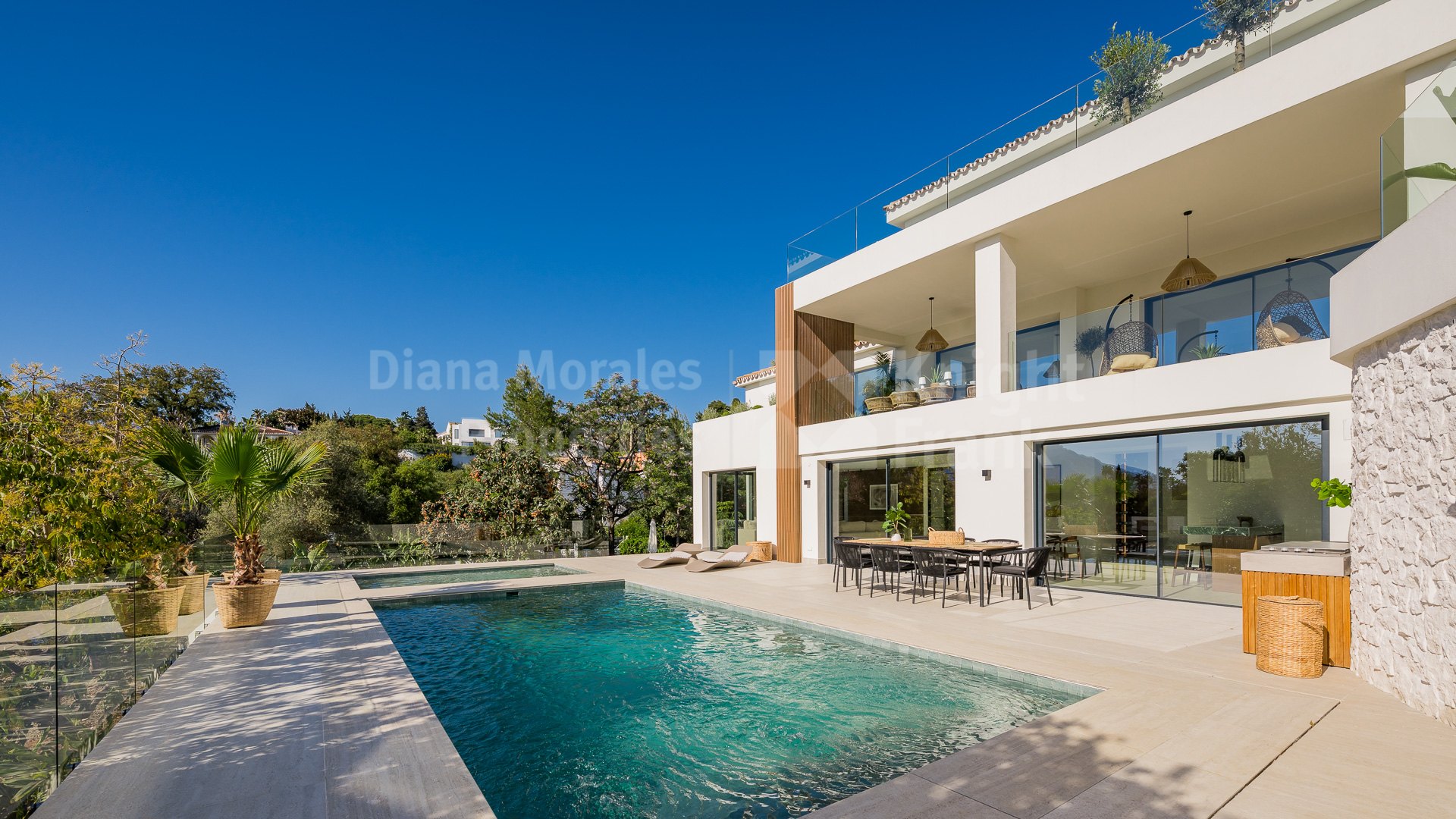 Villa élégante de six chambres orientée ouest à El Rosario, Marbella Est