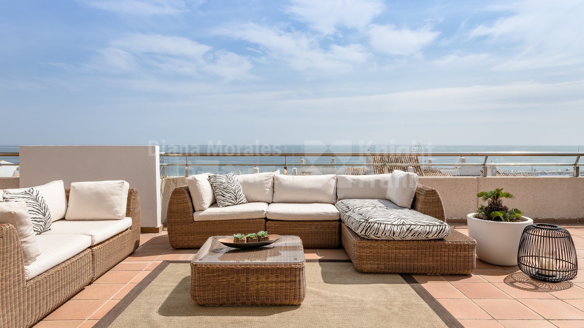 Marina Banus, Ático único de tres dormitorios con vistas panorámicas en Puerto Banús