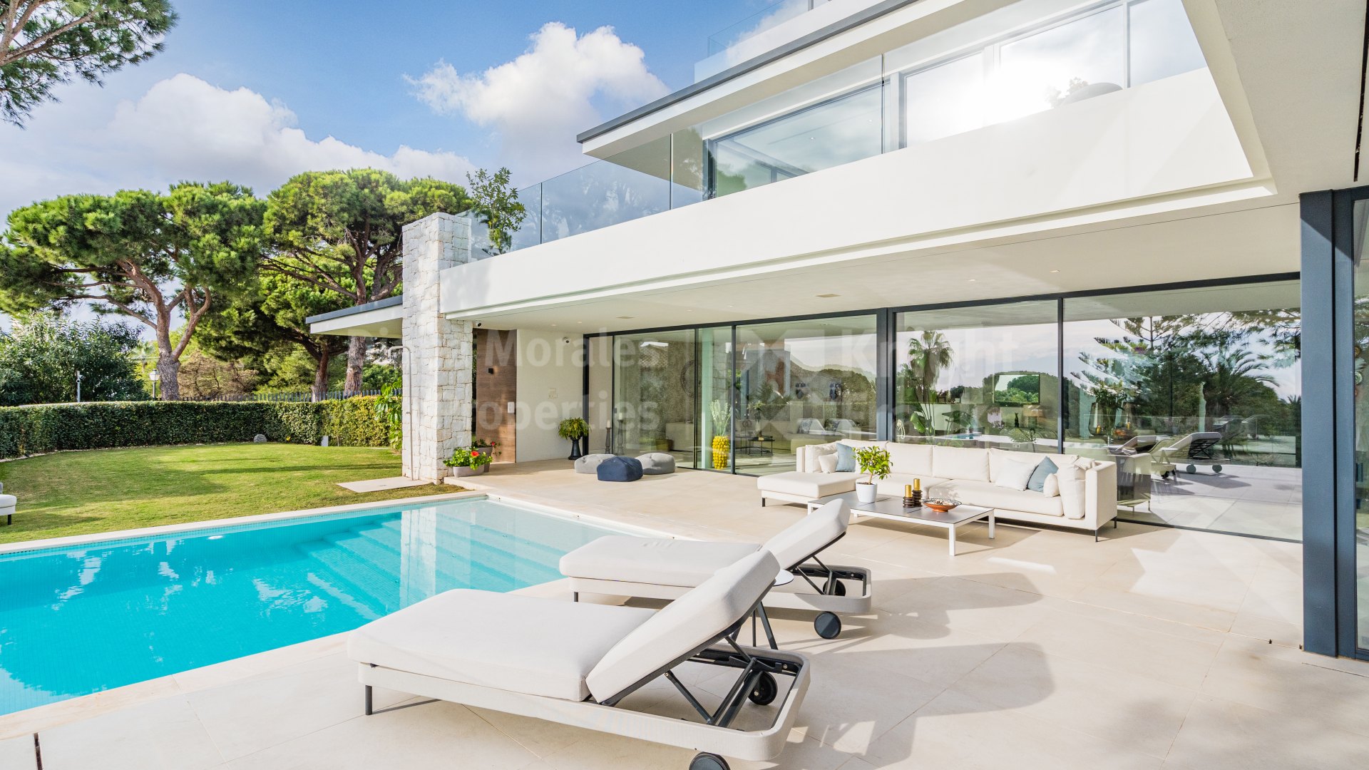 Marbesa, Moderne Strandvilla mit 6 Schlafzimmern und Meerblick im Osten von Marbella