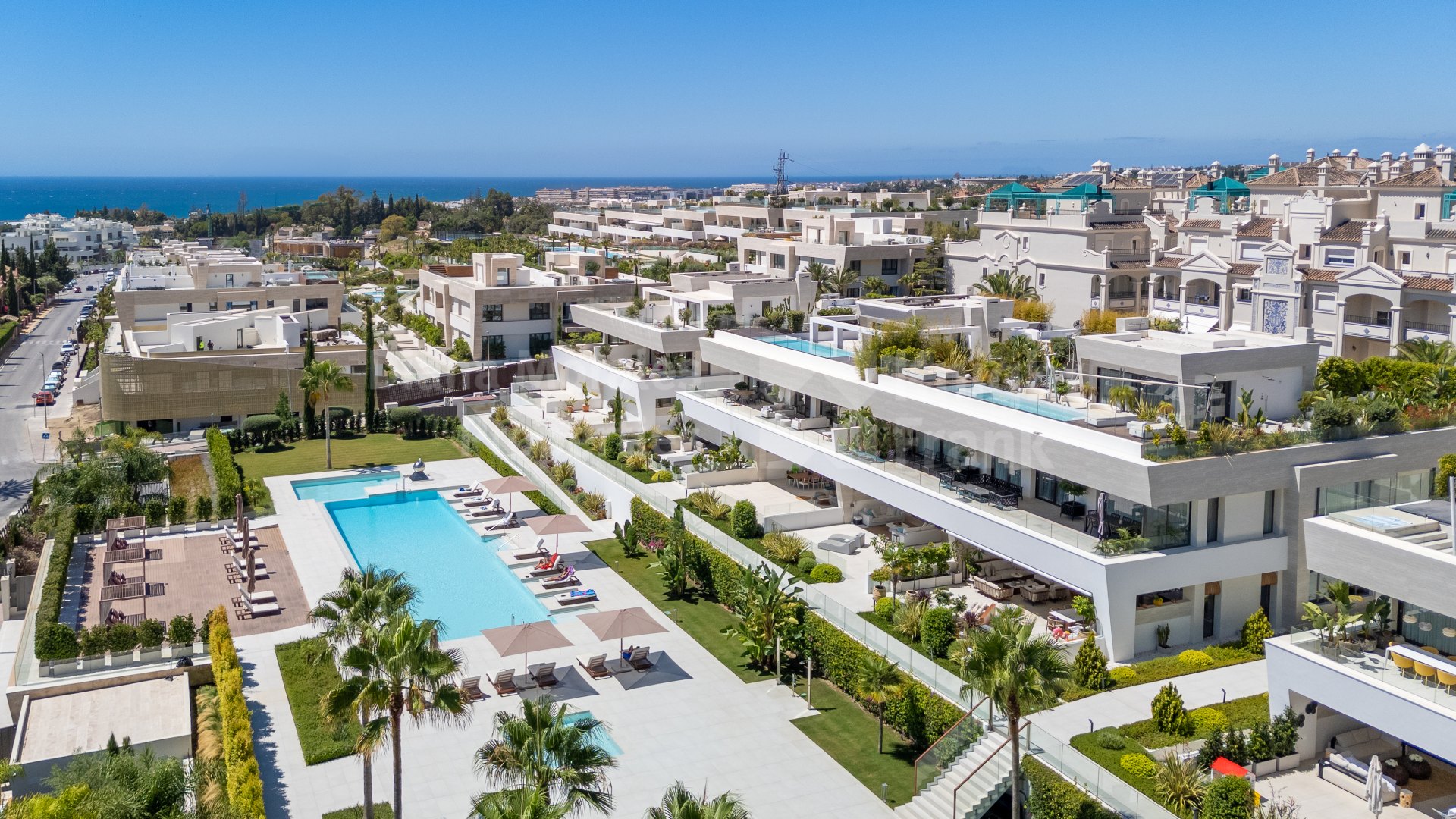Zeitgenössisches, von Fendi gestaltetes Duplex im Erdgeschoss in Epic Marbella