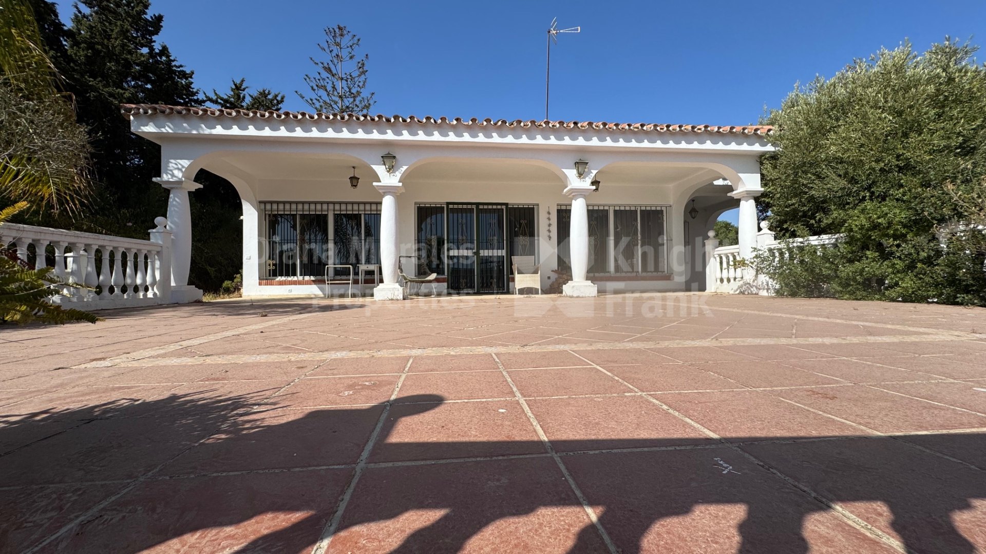 Renovierungs- oder Neubebauungsmöglichkeit in El Paraíso Medio, Estepona