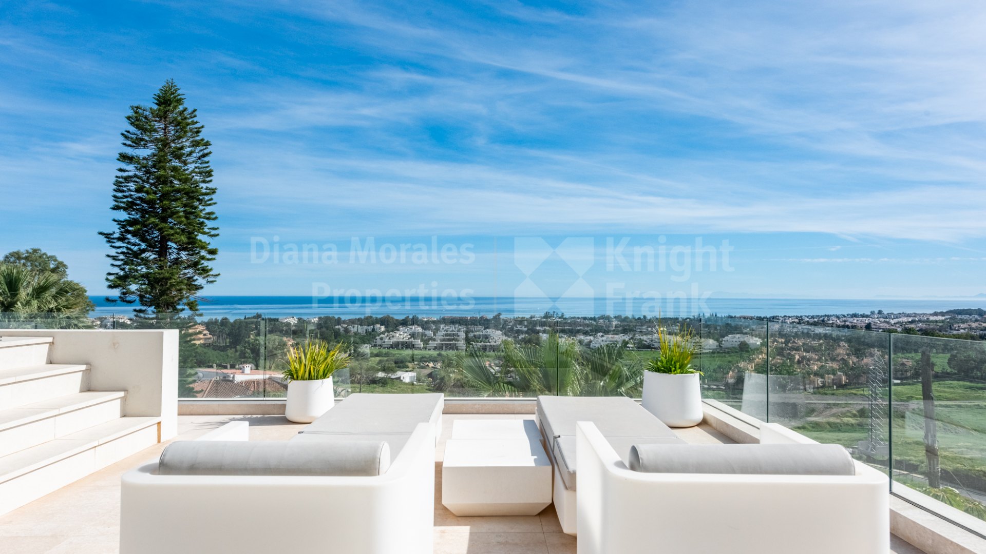 Nueva Andalucia, Elegante villa con vistas panorámicas al mar y a la montaña