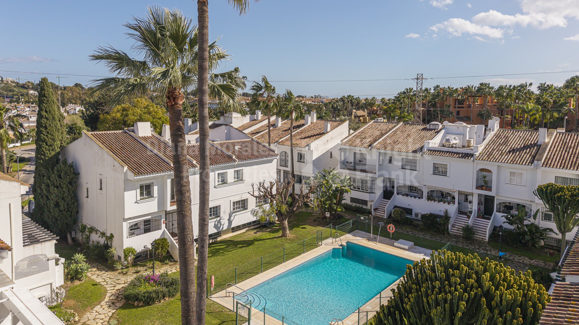 Aloha, Exquisitely renovated 4-bedroom townhouse in prime Nueva Andalucía