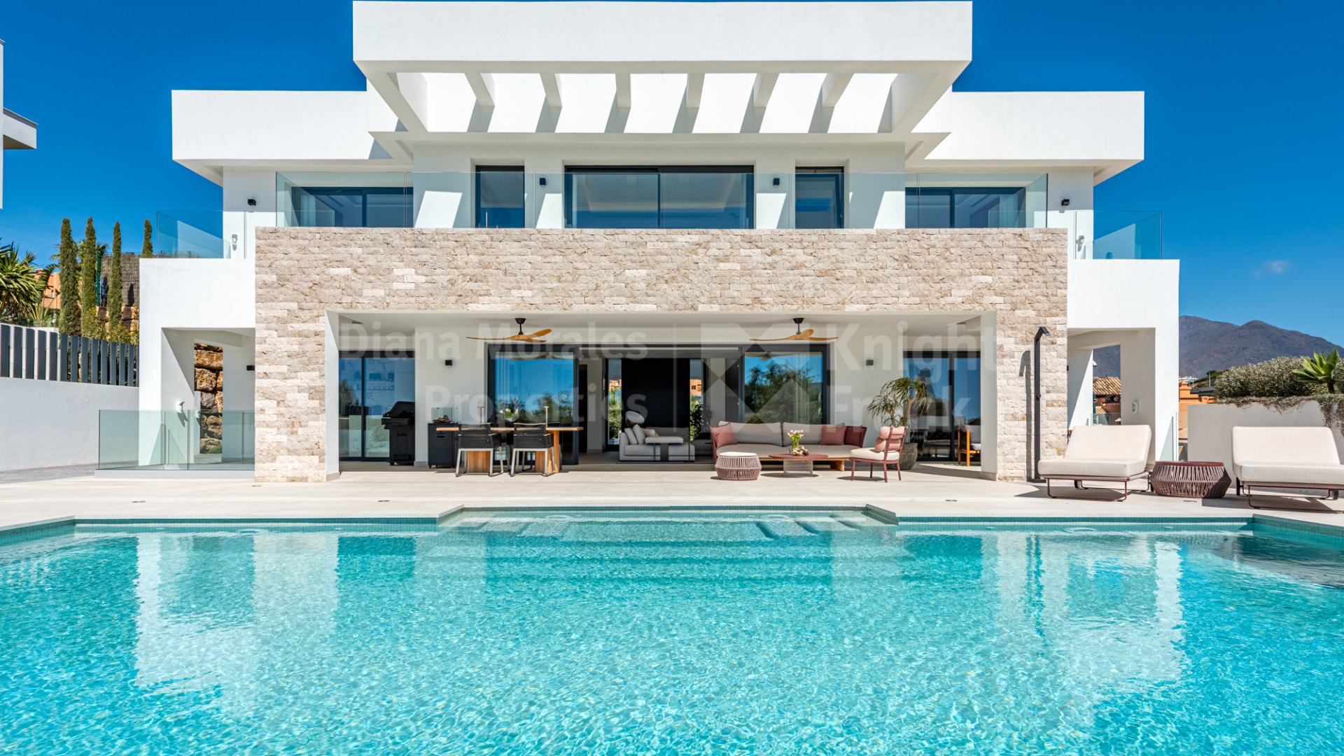 Casares, Villa moderna con vistas al mar junto a Finca Cortesin