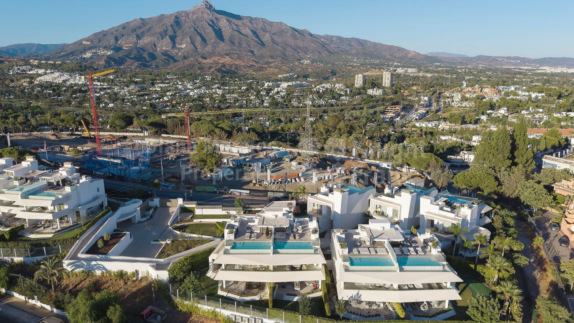 Celeste Marbella, Villa Six, adosado contemporáneo con vistas panorámicas en Nueva Andalucía