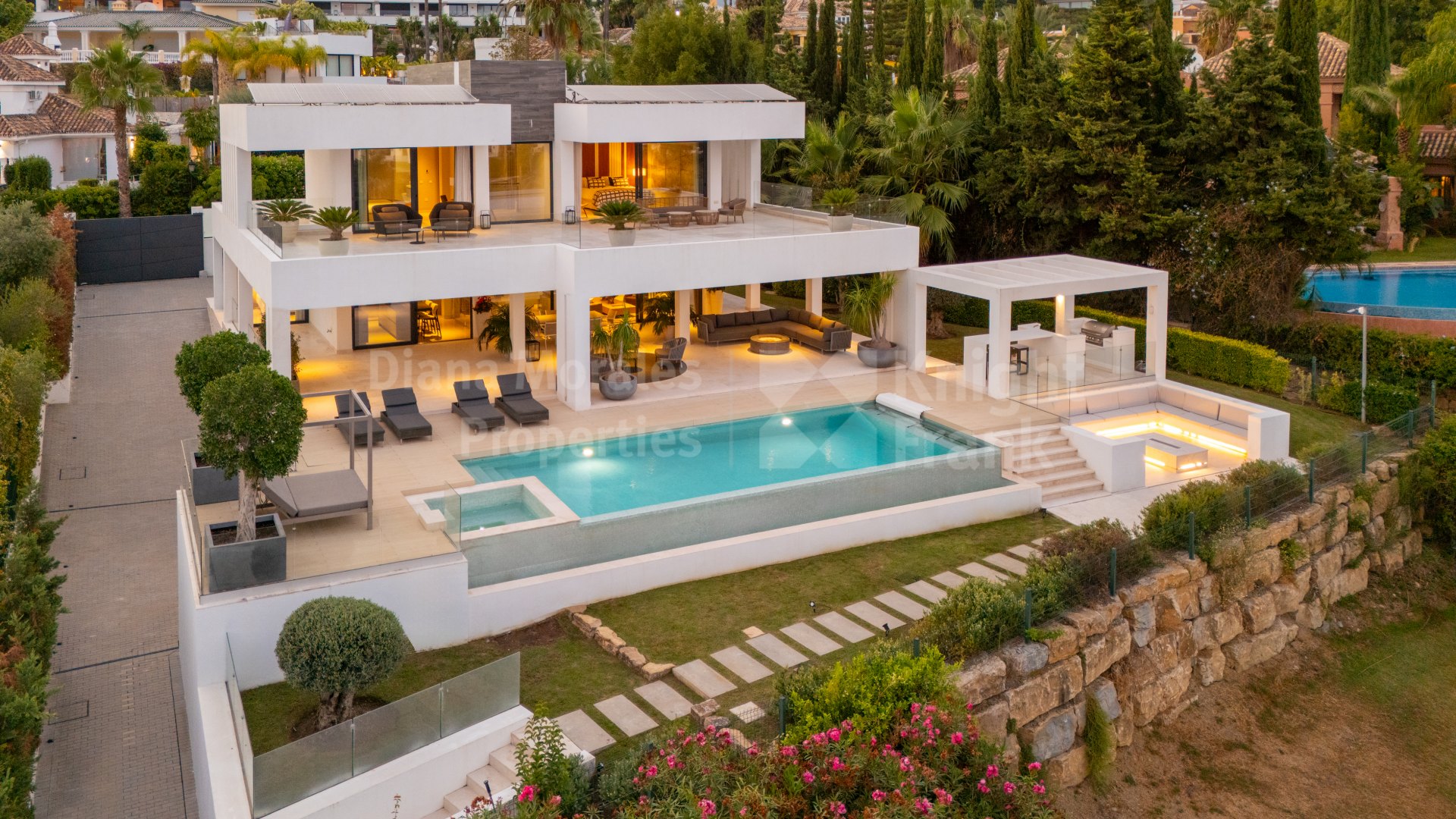 Leo 21B, contemporary house on the front line of the golf course in Las Brisas